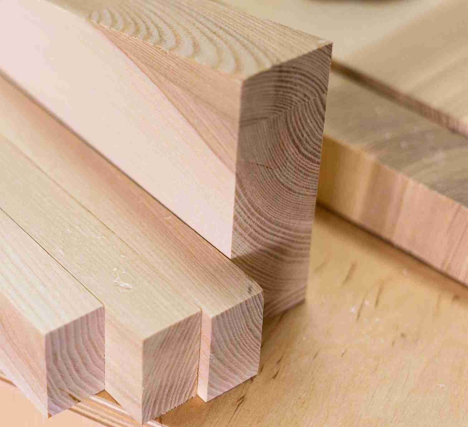 Travi di legno da costruzione.