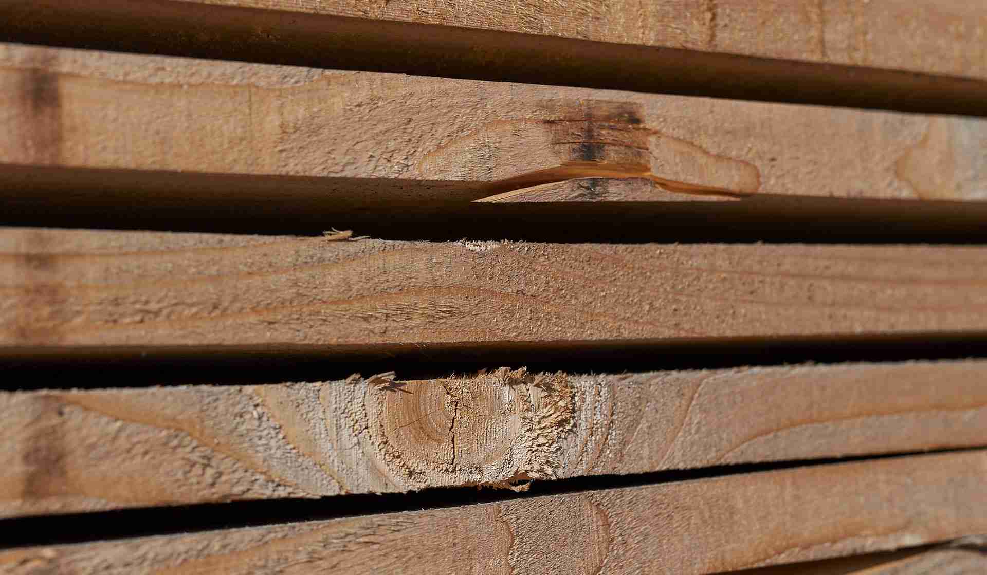 Assi di legno massiccio.