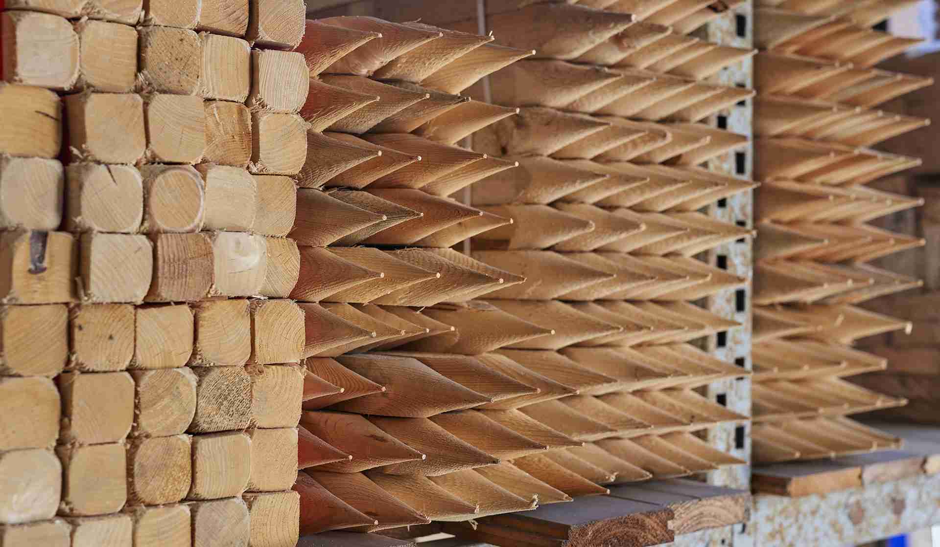 Pali di legno appuntiti e smussati.