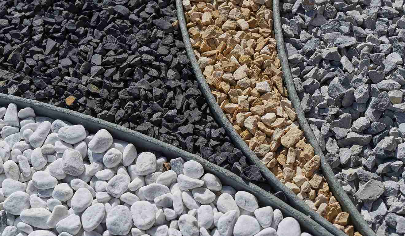 Pietre decorative con differenti colorazioni.