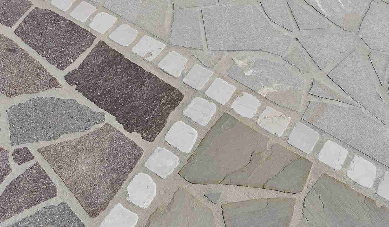 Decorazioni con le pietre per pavimento esterno di abitazione.