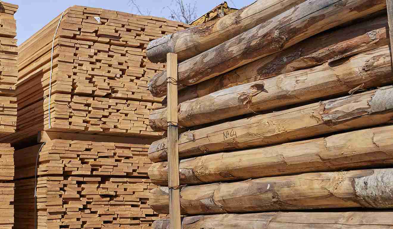 Pali e assi dio legno accatastati per il trasporto.