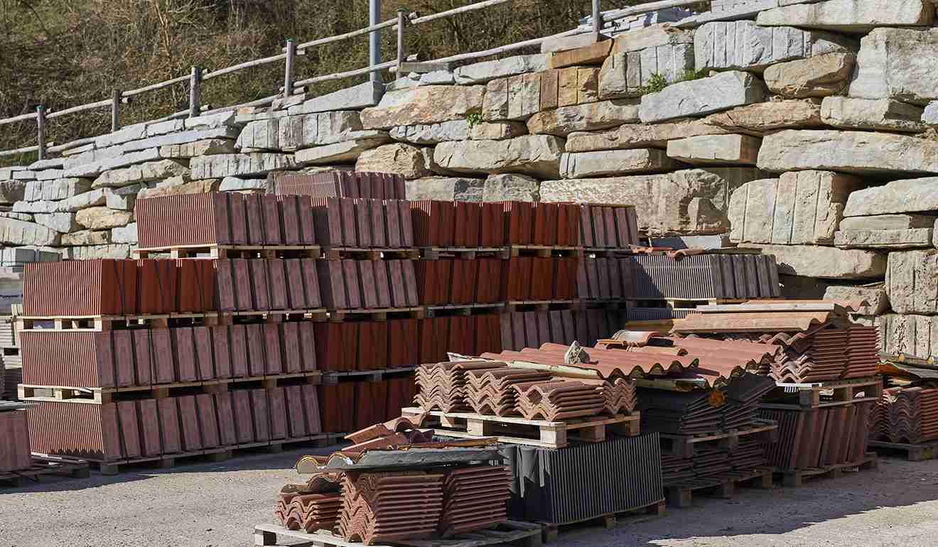 Deposito dei coppi per coperture civili.