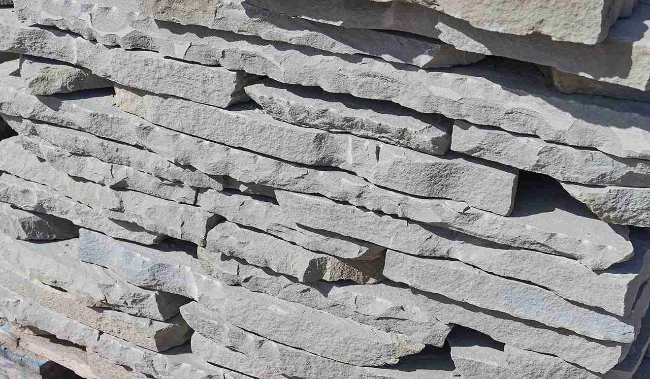 Pietre da costruzione impilate a secco.