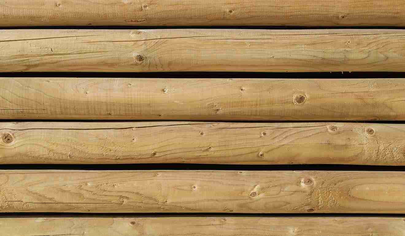 Pali di legno impilati.