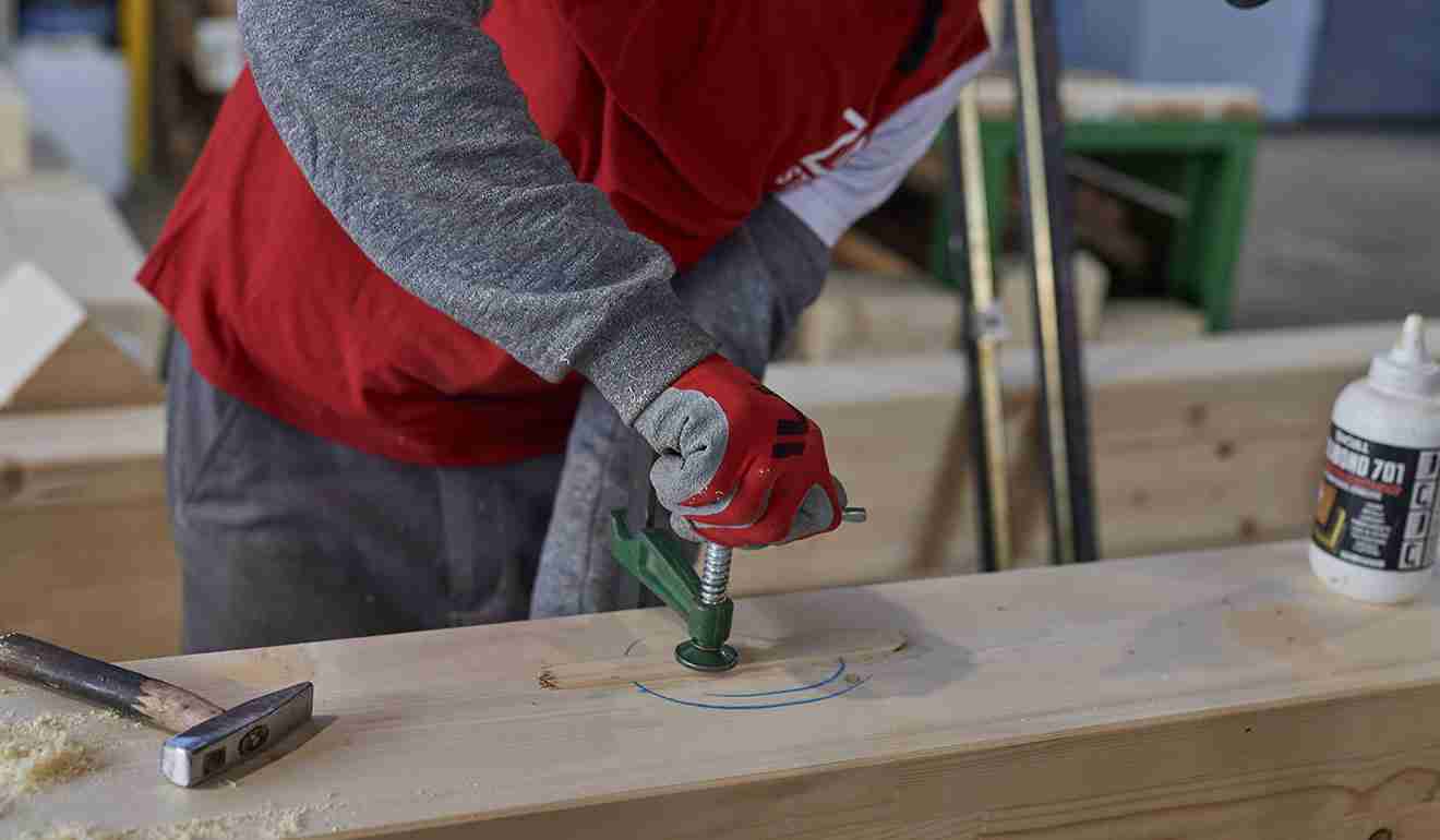 Legno forato a mano.