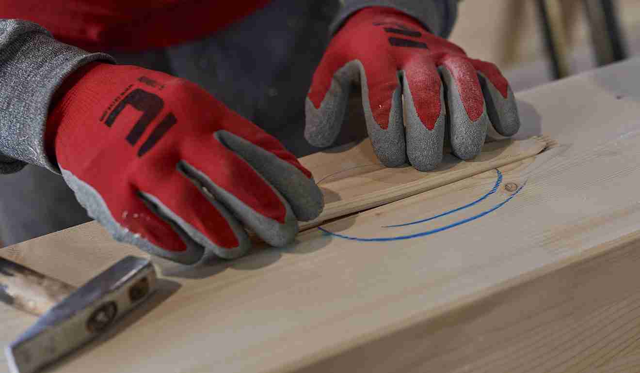 Lavorazione di precisione con martello su legno.