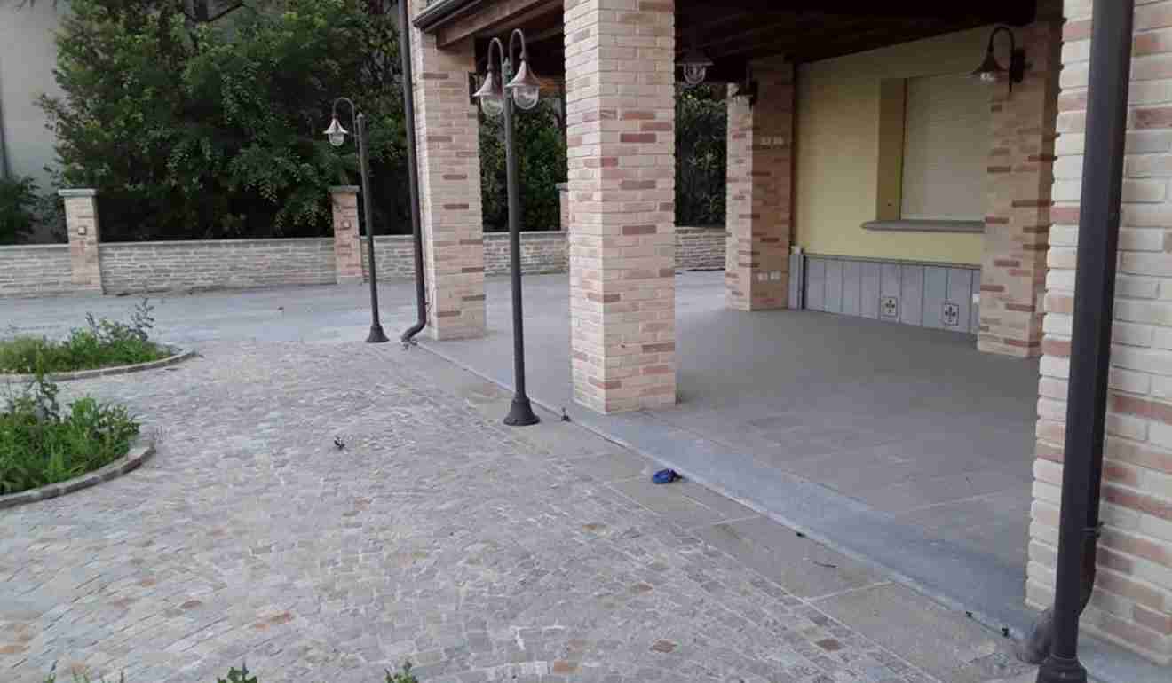 Pavimento a sampietrini per passaggio pedonale.