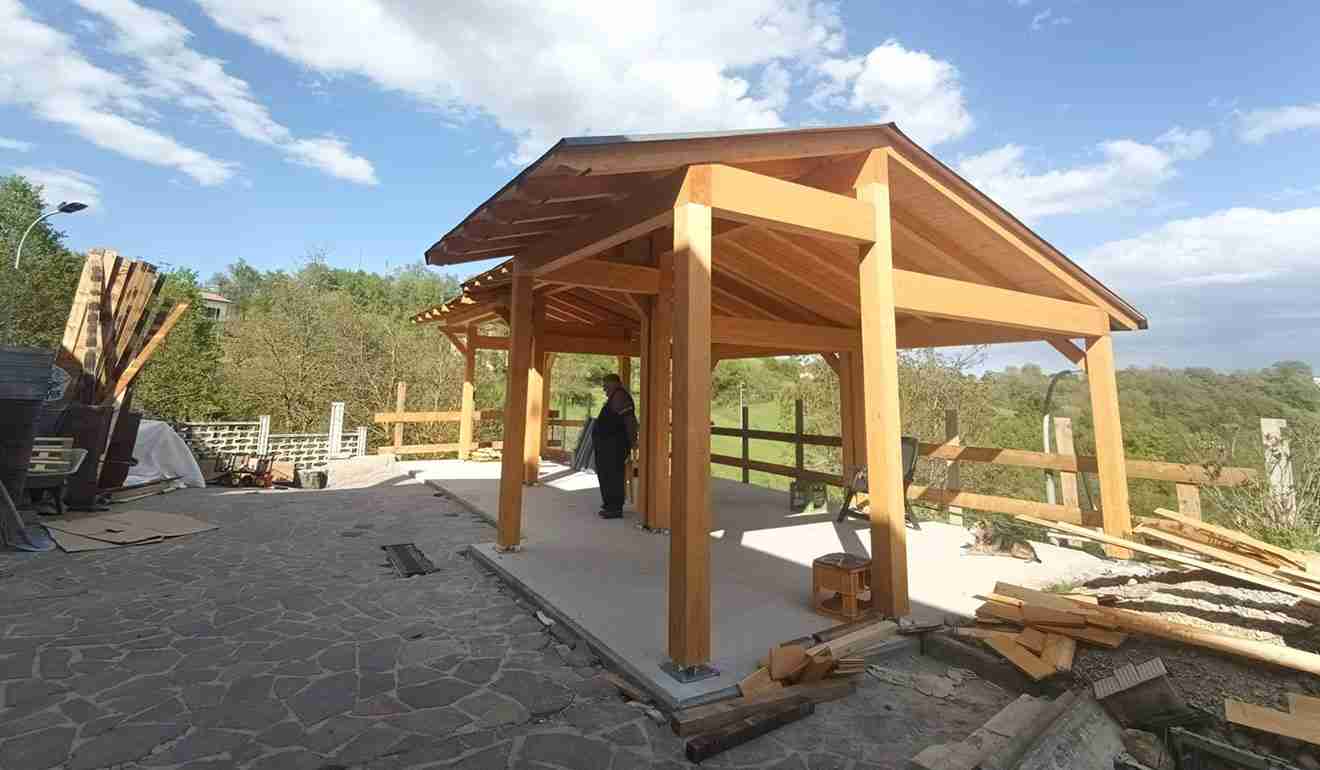 Veranda esterna in legno per abitazione.