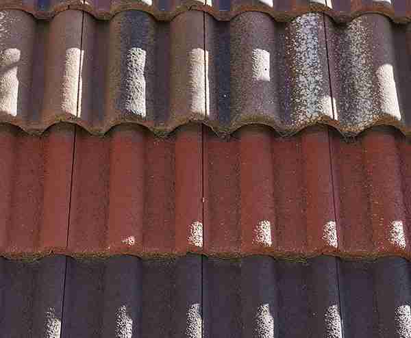 Copertura del tetto con coppi di diverso colore.