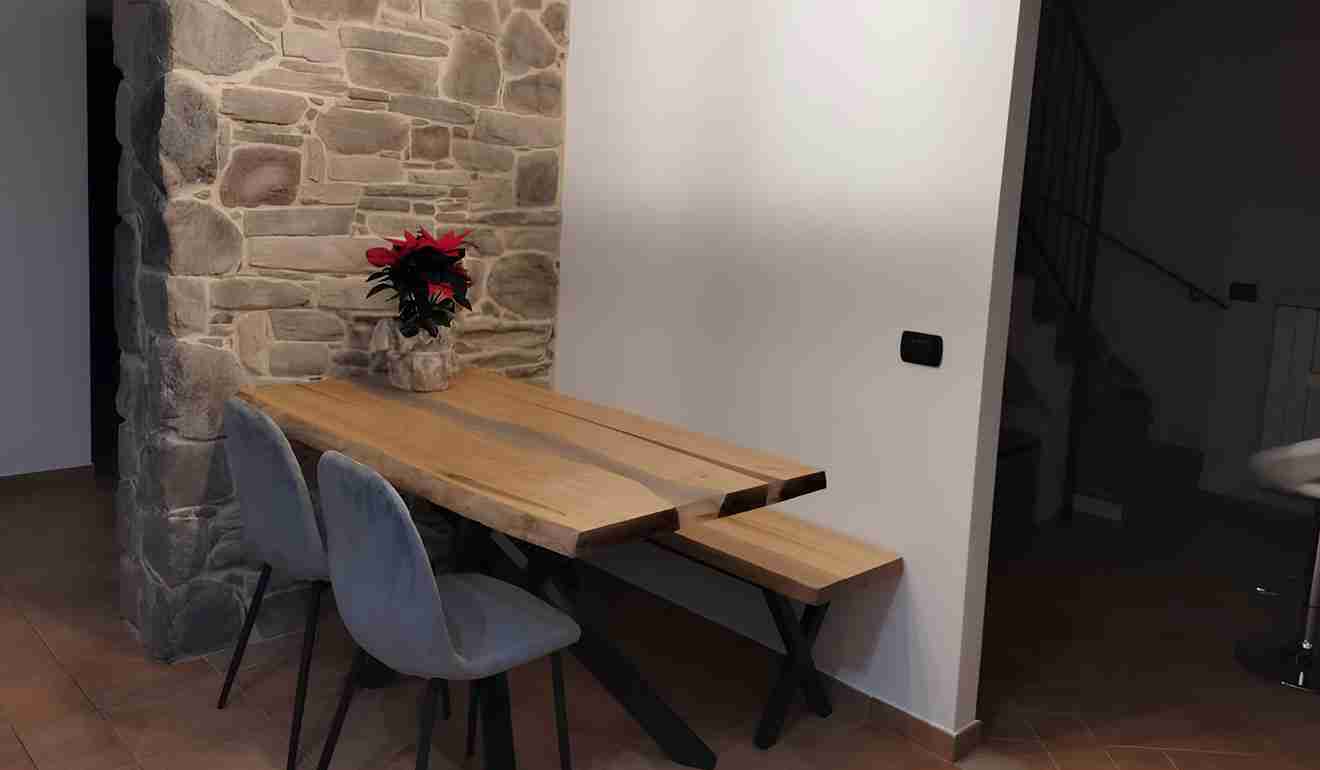 Tavolo in legno massiccio per abitazione di lusso.