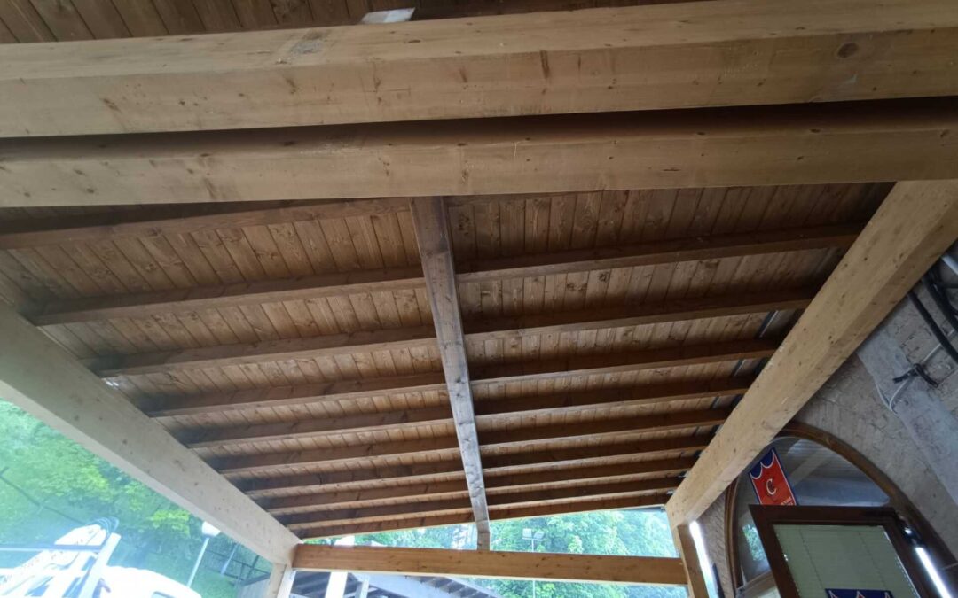 Tettoie in legno: come scegliere la struttura giusta per il tuo spazio outdoor